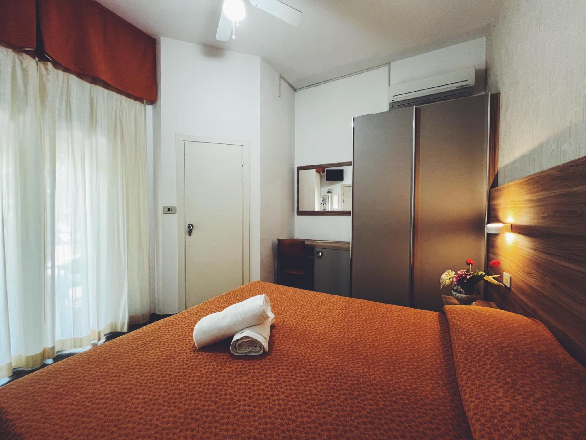 Hotel Ramona Римини Экстерьер фото