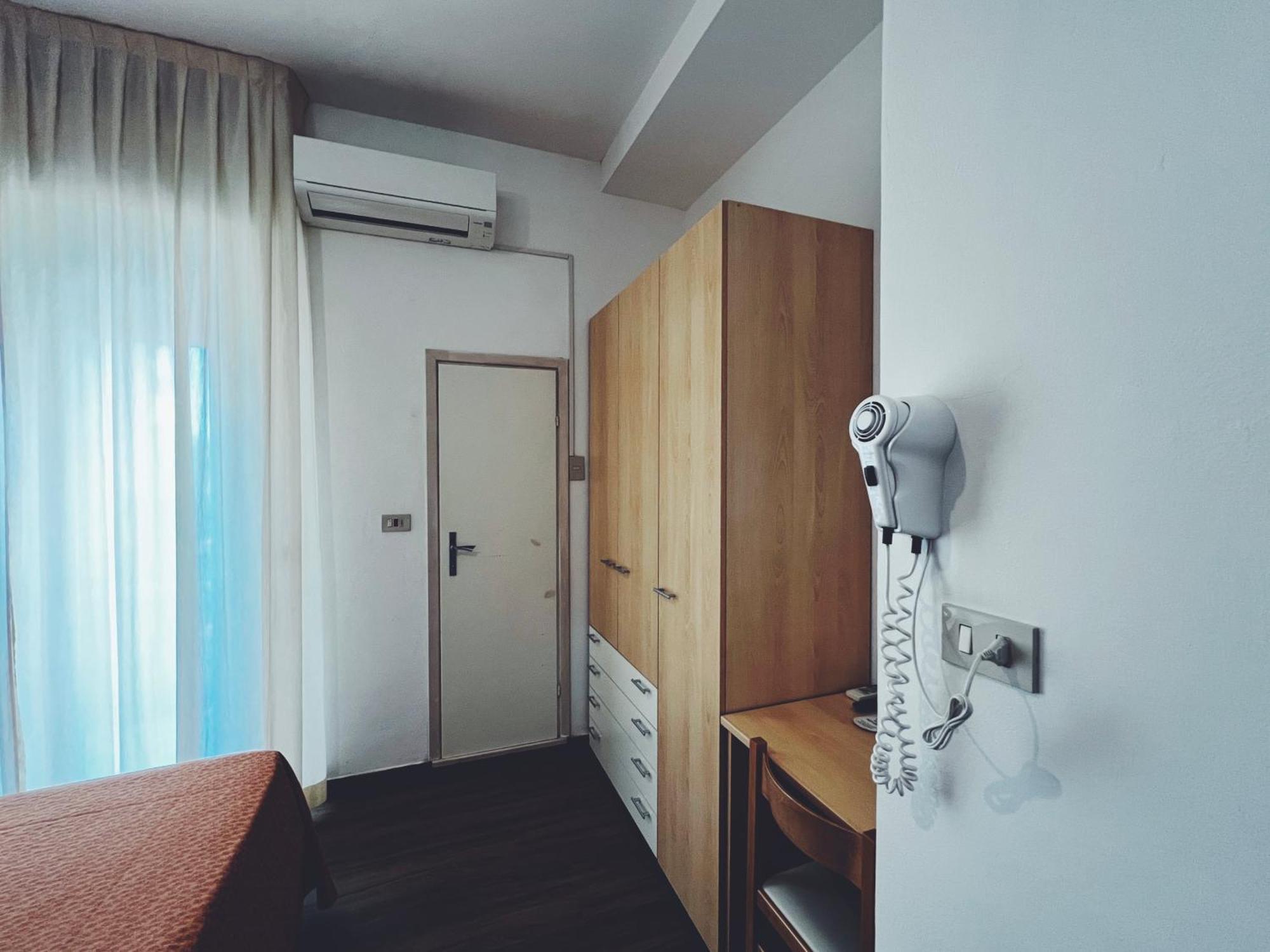 Hotel Ramona Римини Экстерьер фото